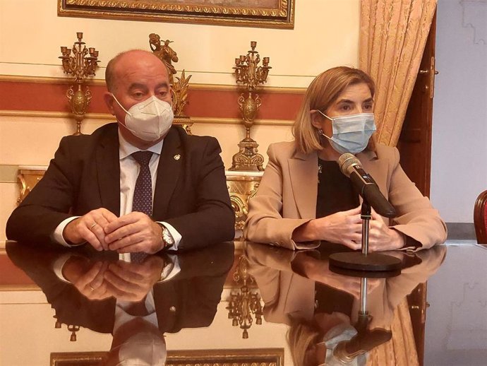 Reunión de la consejera de Empleo, Rocío Blanco, con el alcalde de Antequera, Manuel Barón