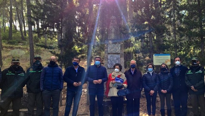 El consejero Antonio Luengo y asistentes al acto junto al busto dedicado a Ricardo Codorníu.