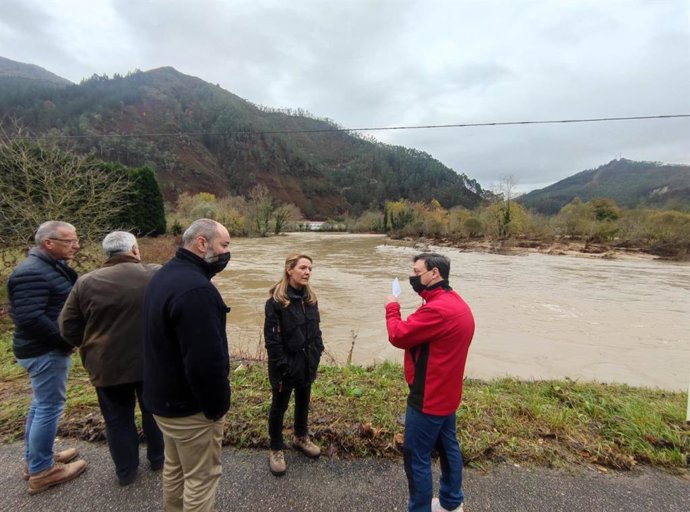 Mallada visitando las zonas afectadas por el temporal.