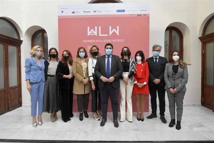 López Miras junto a integrantes de la primera Asociación de Mujeres Juristas de la Región de Murcia