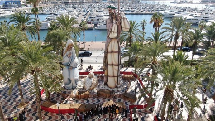 El Belén Monumental luce en el cruce de la Explanada con la Rambla