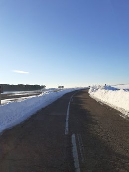 Archivo - Carretera segoviana despejada de nieve. Archivo