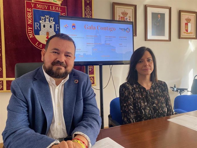 El Alcalde de La Roda, Juan Ramón Amores, ha presentado la Gala Contigo y las 13 categorías de los premios que pretenden reconocer aquellos perfiles que hacen un pueblo, una región y una España mejor.