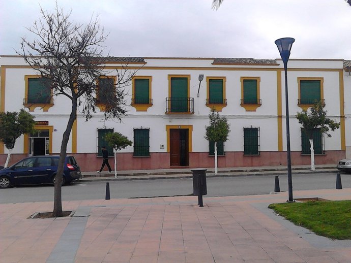 Fachada del inmueble que el Ayuntamiento de Martín de la Jara quiere convertir en un albergue municipal.