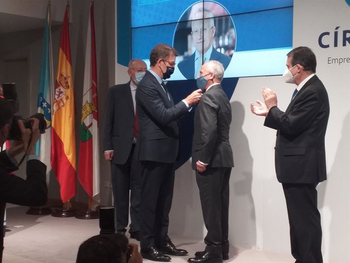 El presidente de la Xunta, Alberto Núñez Feijóo, impone la Medalla de Oro del Círculo de Empresarios de Galicia al director general de Vegalsa-Eroski, Joaquín González,  en presencia de Abel Caballero y del presidente del Círculo, Manuel Rodríguez.