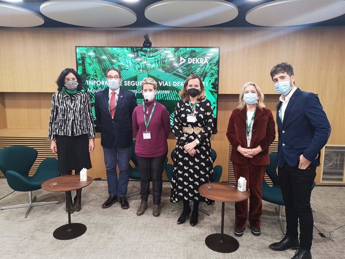 Los ponentes con el moderador y la presentadora del evento.