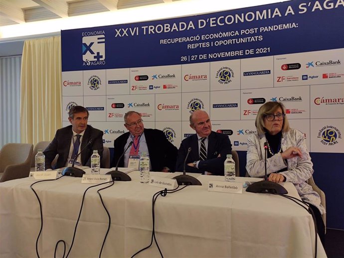 De izquierda a derecha, el director de La Vanguardia, Jordi Juan, el presidente de la Cámara de España, Josep Lluís Bonet, el vicepresidente del BCE, Luis de Guindos, y la presidenta de la Fundació Internacional Olof Palme (Fiop), Anna Balletb