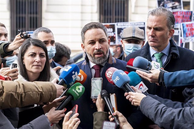 El líder de Vox, Santiago Abascal, ofrece declaraciones a los medios en una concentración contra la reforma de la ‘Ley Mordaza’, frente a la Delegación del Gobierno en Madrid (Foto de archivo).