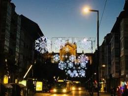 Archivo - Iluminación navideña en Vitoria-Gasteiz