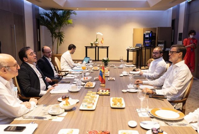 José Manuel Albares y Félix Plasencia mantienen una reunión en Santo Domingo