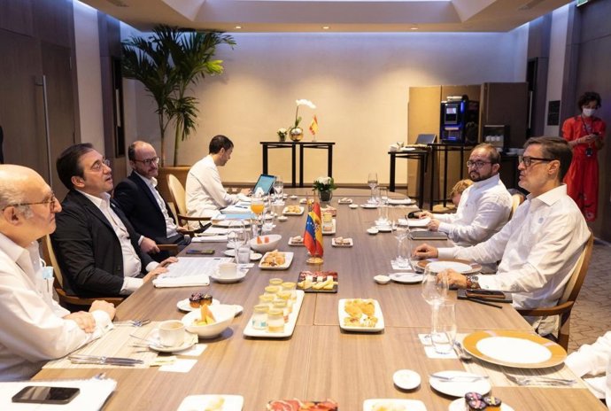 José Manuel Albares y Félix Plasencia mantienen una reunión en Santo Domingo