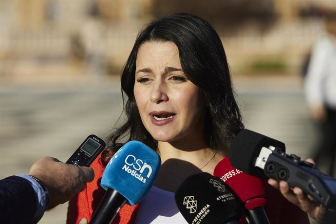 La presidenta de Ciudadanos, Inés Arrimadas, atiende a los medios de comunicación durante la visita a la Plaza de España, a 25 de noviembre de 2021 en Sevilla (Andalucía, España)