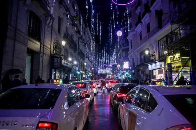 Archivo - Una calle del centro de Madrid con las luces de navidad tras su encendido en 2019.