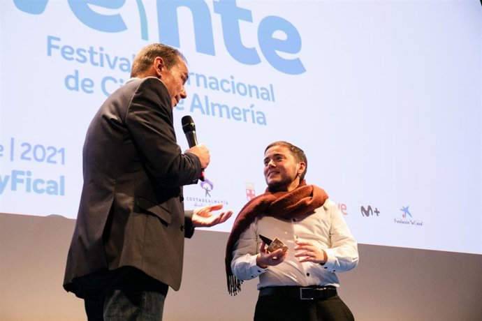 Ian de la Rosa recibe el premio 'Amnistía Internacional' en Fical por 'Farrucas'.