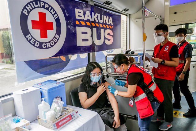 Una persona es vacunada contra el coronavirus en un puesto de la Cruz Roja en Manila, capital de Filipinas.