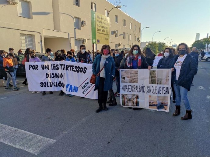 Manifestación en Camas por el IES Tartessos