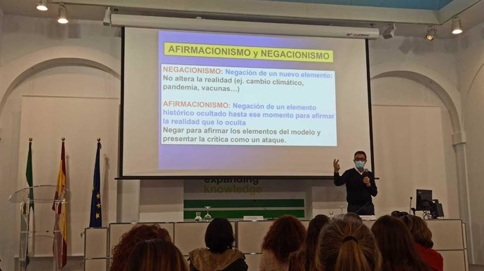 Ponencia de Miguel Lorente en la UNIA 'Negacionismo y violencia de género'