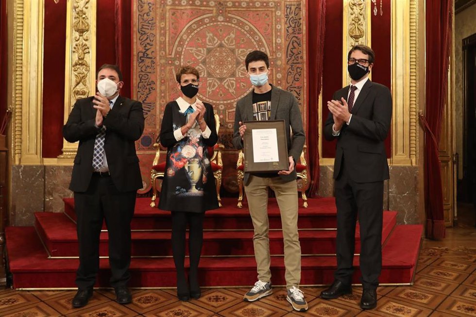 Arnaitz Fernández recoge el galardón como Persona Joven del año de manos de María Chivite