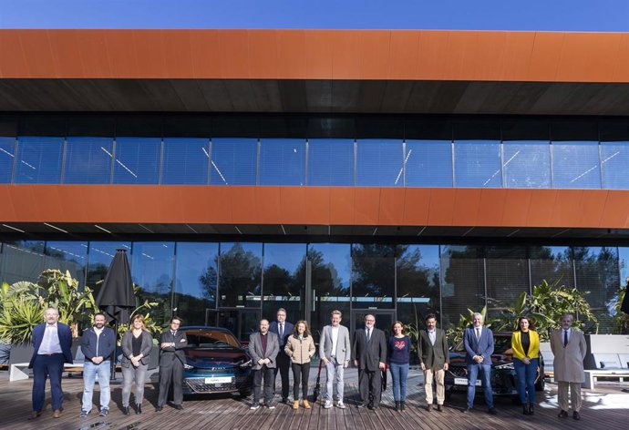 Representantes de la Comisión de Industria, Comercio y Turismo del Congreso de los Diputados junto a los directivos de Seat durante la visita.