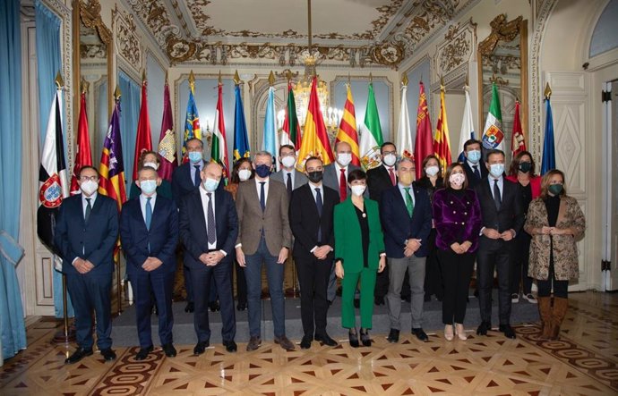 Representantes de los gobiernos autonómicos en la reunión preparatoria de la Conferencia de Presidentes.