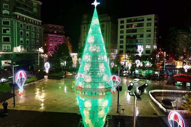Archivo - Luces de Navidad en la Plaza del Ayuntamiento de Santander