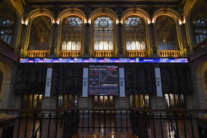 Valores del Ibex 35, en el Palacio de la Bolsa, a 26 de noviembre de 2021, en Madrid, (España). El Ibex 35 se ha desplomado un 4,01% en la media sesión de este viernes y ha retrocedido hasta los 8.486 puntos por el temor ante la nueva variante del Covid