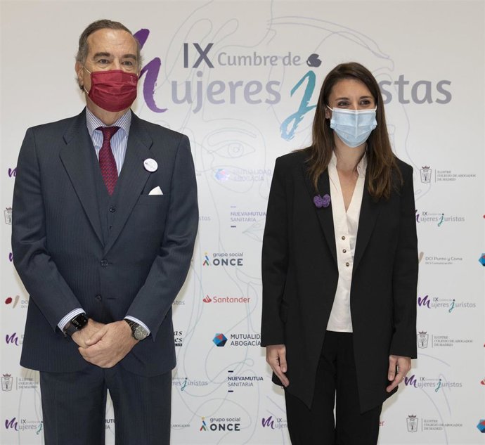 El decano del Ilustre Colegio de Abogados de Madrid (ICAM), José María Alonso, y la ministra de Igualdad, Irene Montero, en la sede de la RAE durante la IX Cumbre de Mujeres Juristas