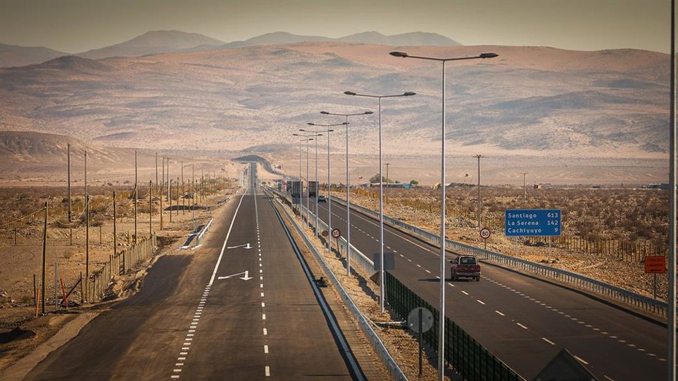 Archivo - Una de las autopistas de Sacyr en Chile