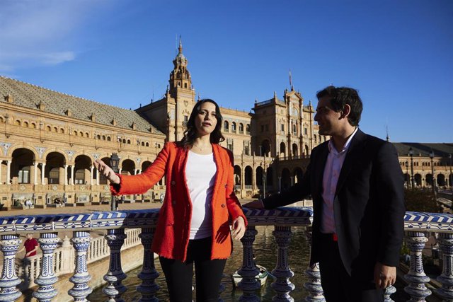 La presidenta de Ciudadanos, Inés Arrimadas, y el presidente de Renew Europe Group en el Parlamento Europeo, Stephané Séjourné, este viernes en Sevilla. 