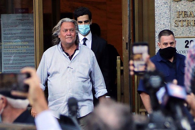 Archivo - FILED - 20 August 2020, US, New York: US President Donald Trump's former political adviser Steve Bannon, departs the US Federal Courthouses in Lower Manhattan, following his indictment for defrauding donors through an online crowdfunding campaig