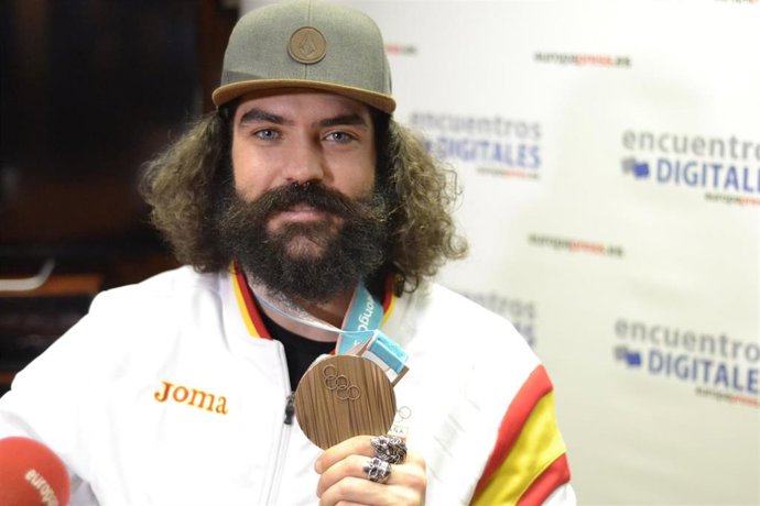 Archivo - Regino Hernández muestra su medalla de bronce