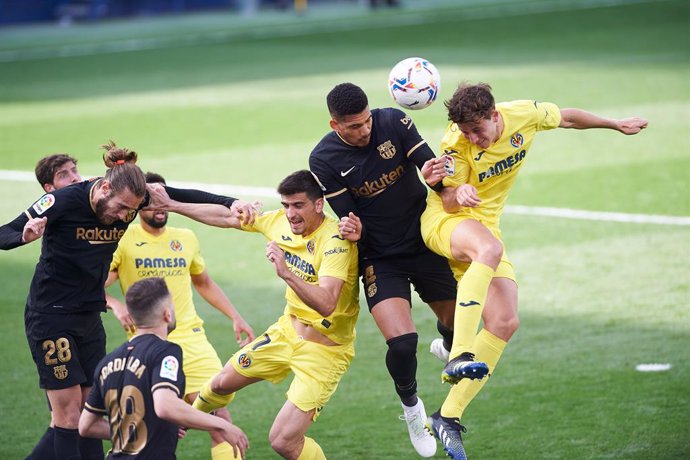 Archivo - Pau Torres of Villarreal CF and Clement Lenglet of FC Barcelona during the La Liga match between Villarreal and FC Barcelona at Estadio de la Ceramica on 25 April, 2021 in Vila-real, Spain