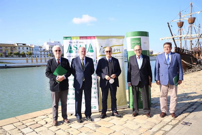 Asaja Sevilla y el ICAM distinguen al exministro de Agricultura de Italia Paolo de Castro.