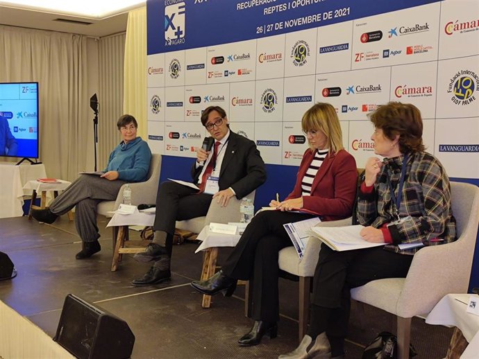 El líder del PSC en el Parlament, Salvador Illa; la catedrática de Economía Maria Antnia Monés y la economista Montserrat Colldeforns en un acto en la XXVI Trobada d'Economia en S'Agaró