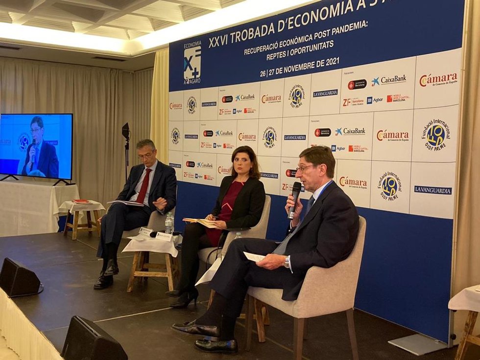 El gobernador del Banco de España, Pablo Hernández, y el presidente de CaixaBank, José Ignacio Goirigolzarri. En el medio, la periodista moderadora Belén Carreño