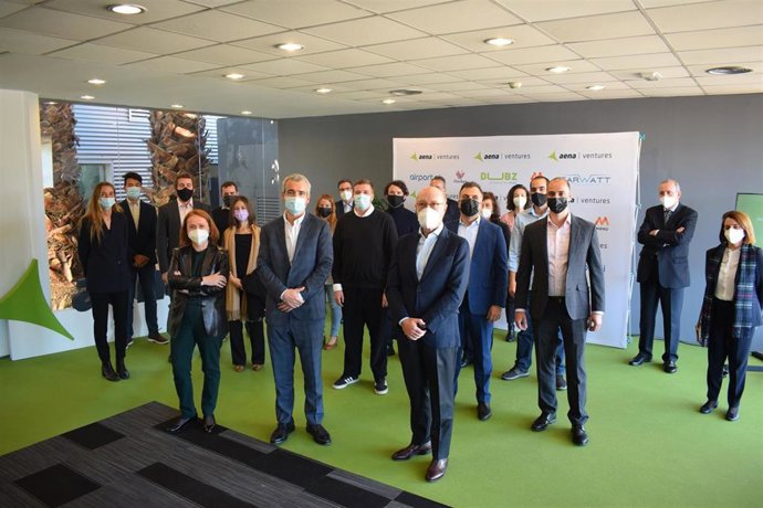 El presdiente de Aena, Maurici Lucena, junto a representantes de la empresa y las startups participantes.