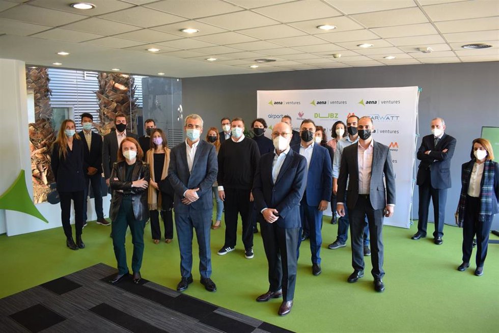 El presdiente de Aena, Maurici Lucena, junto a representantes de la empresa y las startups participantes.