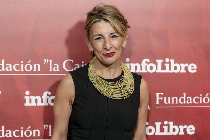 La vicepresidenta segunda del Gobierno, Yolanda Díaz, posa en la gala de entrega de los Premios infoLibre 2021, en el Ateneo de Madrid, a 25 de noviembre de 2021, en Madrid, (España).