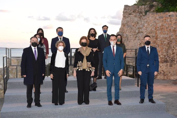 La Reina Sofía a su llegada Ibiza junto con la delegada del Gobierno en Baleares, Aina Calvo, el conseller de Movilidad y Vivienda, Josep Marí, y el alcalde de Ibiza, Rafa Ruiz, entre otros.