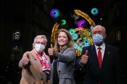 Teresa Porras, María Casado y Francisco de la Torre durante el encendido de la iluminación de Navidad en Málaga