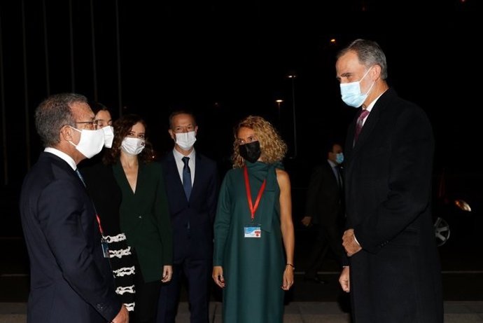 El Rey y la presidenta del Congreso, Meritxell Batet, saludando en la inauguración de la Asamblea de la UIP