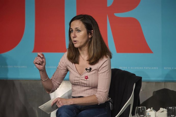 La líder de Podemos y ministra de Derechos Sociales y Agenda 2030, Ione Belarra, en la mesa de debate 'Construir futuro: retos y alianzas populares', en Casa América, a 20 de noviembre de 2021, en Madrid, (España).