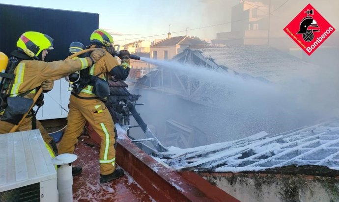 Incendio en un almacén en Almoradí
