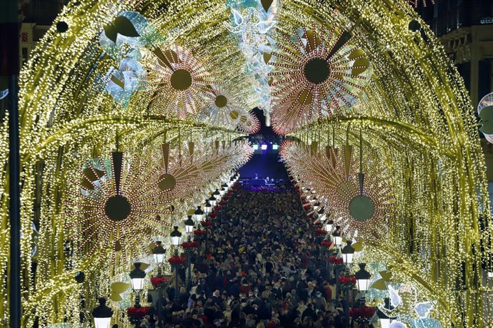Miles de personas disfrutan del inicio del encendido navideño en la céntrica calle Larios a 26 de noviembre del 2021 en Málaga (Andalucía)