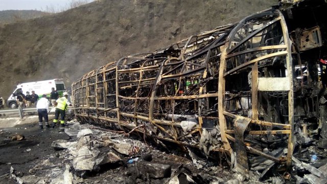 Archivo - Unidades de rescate trabajan en el lugar de un accidente de autobús en México