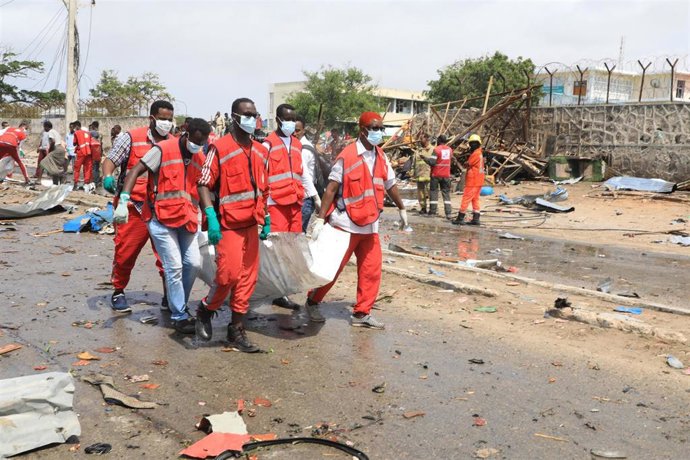 Archivo - Escena de un atentado suicida con coche bomba en Mogadicio, Somalia.