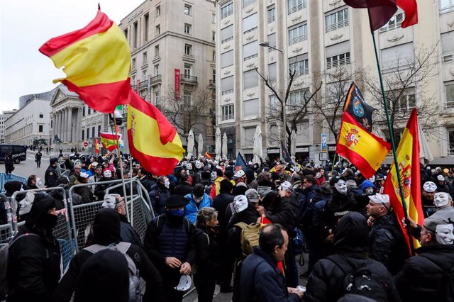 Archivo - Manifestantes convocados por Jusapol en marzo de 2020 frente al Congreso de los Diputados para pedir equiparación salarial 