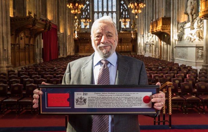 Archivo - Stephen Sondheim recibe un galardón en Londres