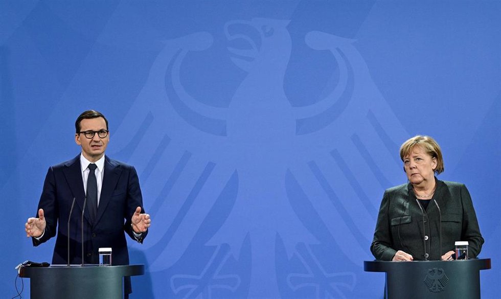Angela Merkel (D) y Mateusz Morawiecki (I)