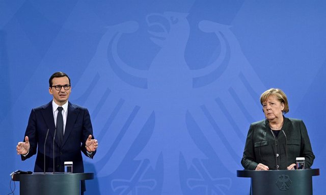 25 November 2021, Berlin: Acting German Chancellor Angela Merkel (R) and Poland's Prime Minister Mateusz Morawiecki hold a joint press conference following their meeting. Photo: John Macdougall/AFP Pool/dpa
